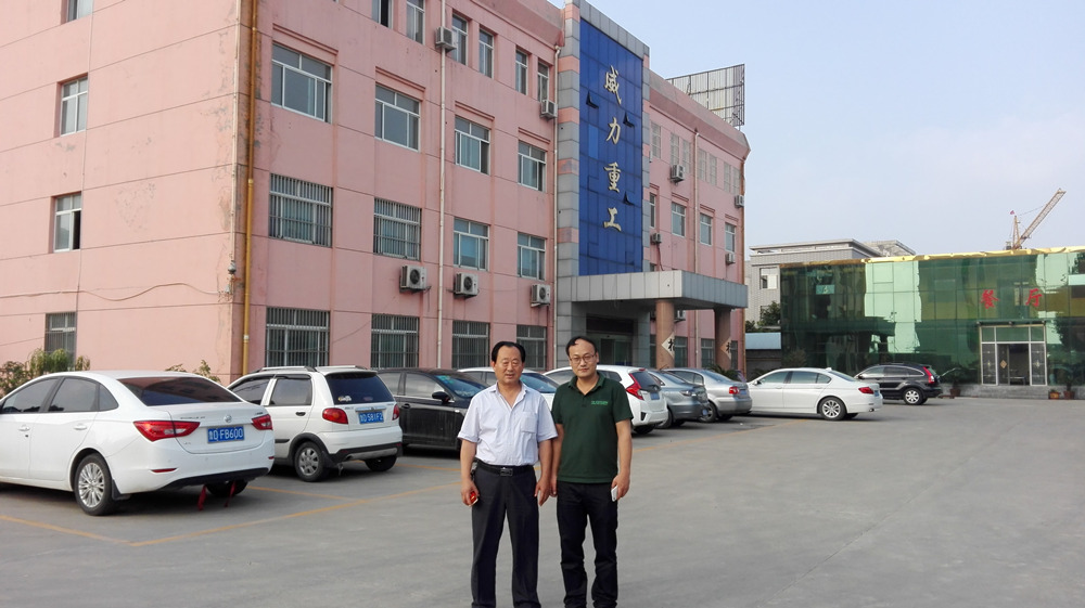 广东龚先生在我公司订购了三台315吨四柱液压机和一台200吨四柱液压机
