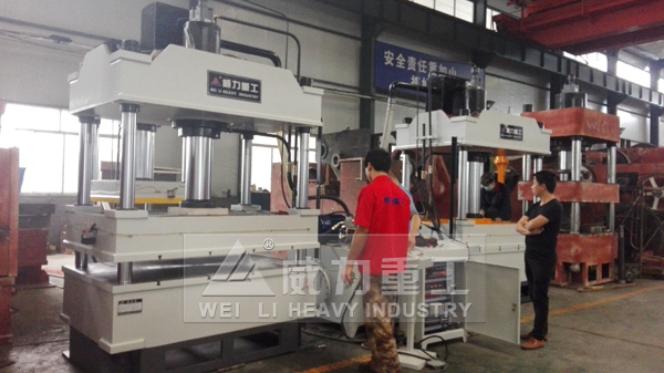 发济南客户2台150吨三梁四柱液压机(YW32-150T)