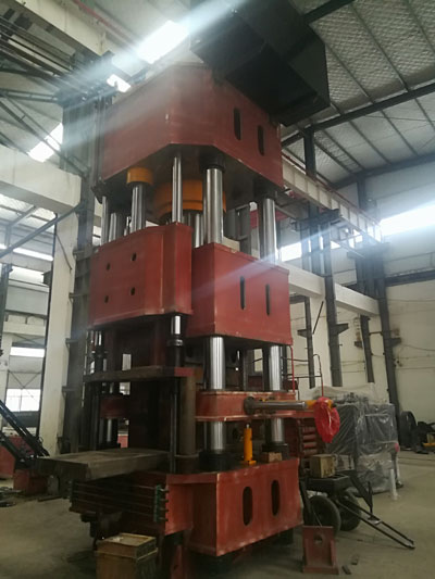 1300吨石墨成型四柱液压机液压传动系统的优缺点