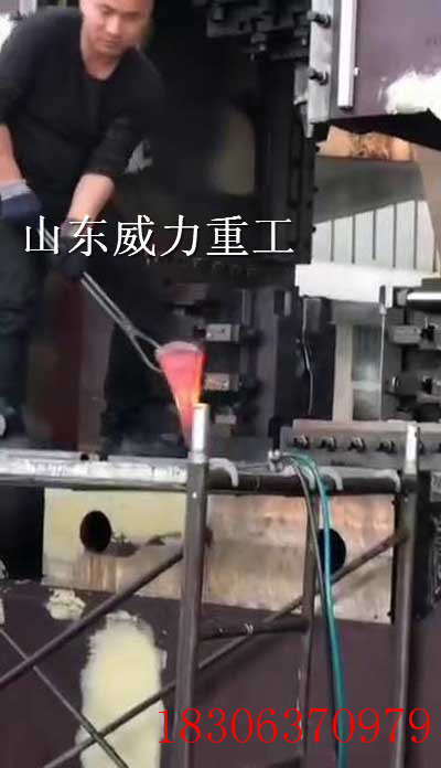 2000吨液压模锻机正在工作