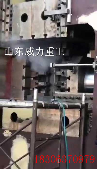 2600吨自由锻框架式液压机作业中