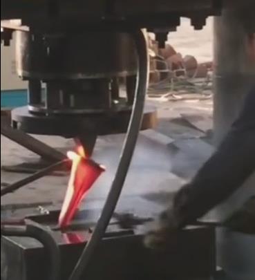 4800吨热模锻框架式液压机生产作业中