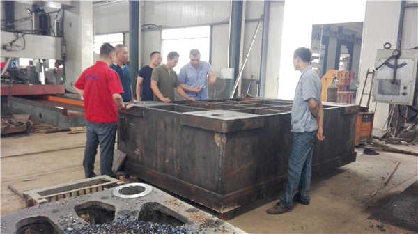 准备安装1500吨四柱液压机工作台